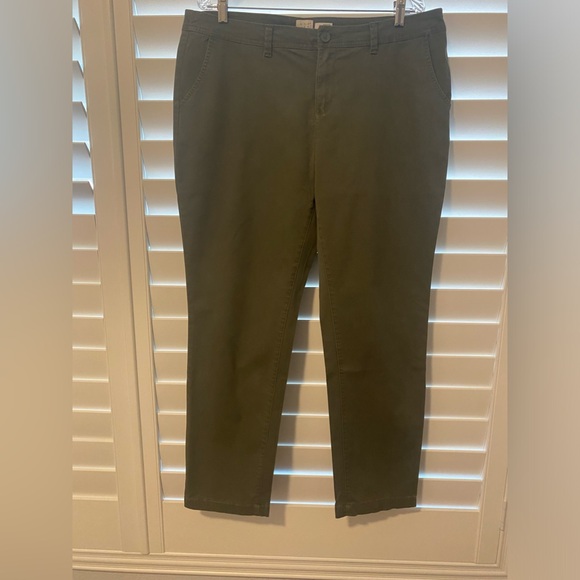A New Day dress pant in size 16. Color is green olive. Good condition,no damage. - Picture 5 of 8